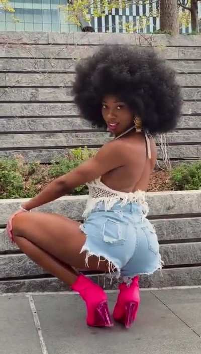 I&rsquo;ma cum to her sexy ass squats 😩💦