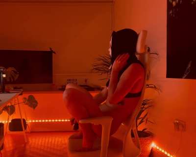 Here&rsquo;s a BTS from my new truth or dare apple bobbing Halloween special 🎃 out tonight on the main feed of my OF/Fansly pages! 👻