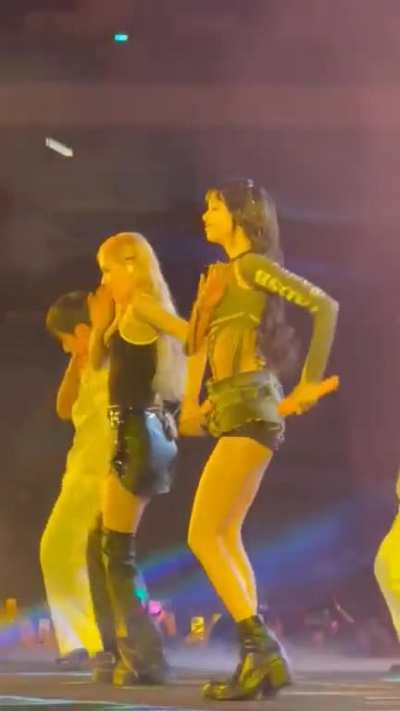 Lisa - Blackpink (body rooll)