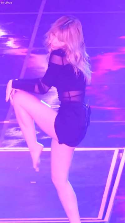 Twice Momo knows she&rsquo;s hot