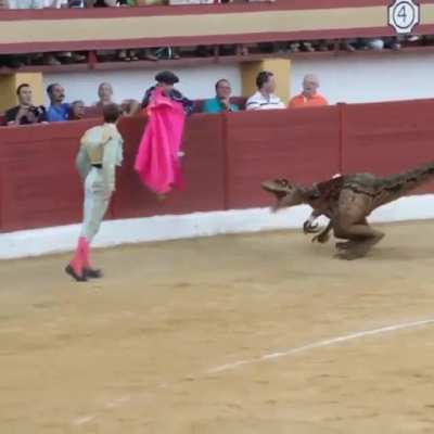 Hace muchos años se toreaban velociraptores. Hubo quejas, se dejó de hacer y por ese motivo los dinosaurios se extinguieron.