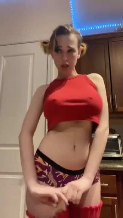 Sarawrcosplay 😲 kitchen dancing