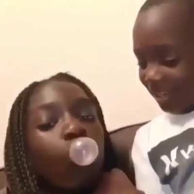 ESSE MENINO ME LEMBRA UM STREAMER