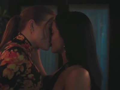 Anyone lose it over this?? Veronica kisses sooo many girls.. lol