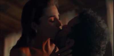 Hande Erçel in ‘Chasing the Wind’ / ‘Rüzgara Birak’ (2025)