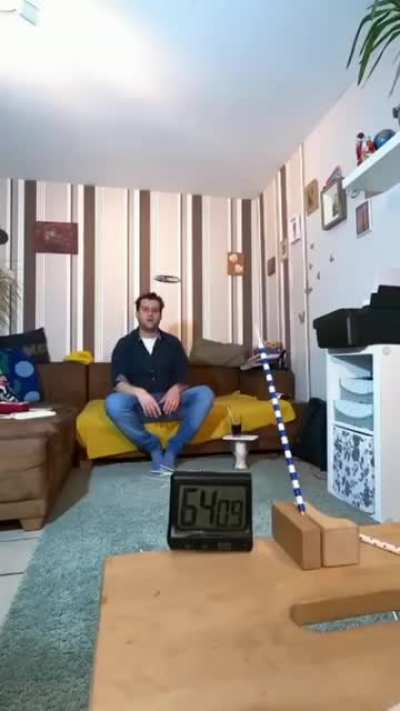 This Amazing dude has the best solution when he's bored . So Incredible !