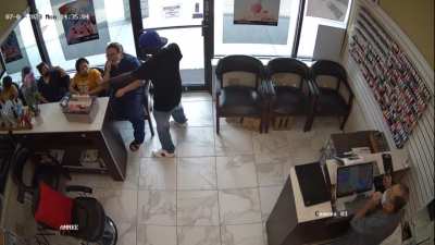 Man&acirc;s failed attempt to rob nail salon in Atlanta 07/03/2023