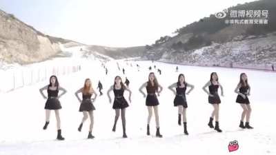 Let&rsquo;s dance in front of skiers!