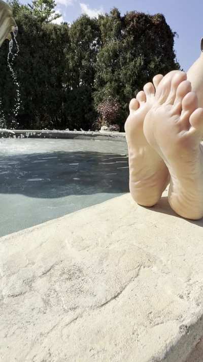 Fountain-side toe tease &mdash; toetally splashy arches and glossy tips