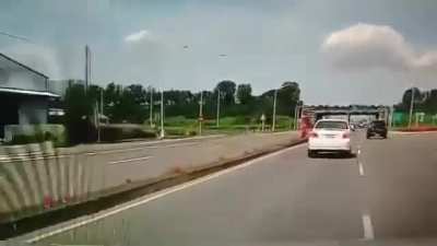 (Taiwan) Driver dies in fatal rollover crash