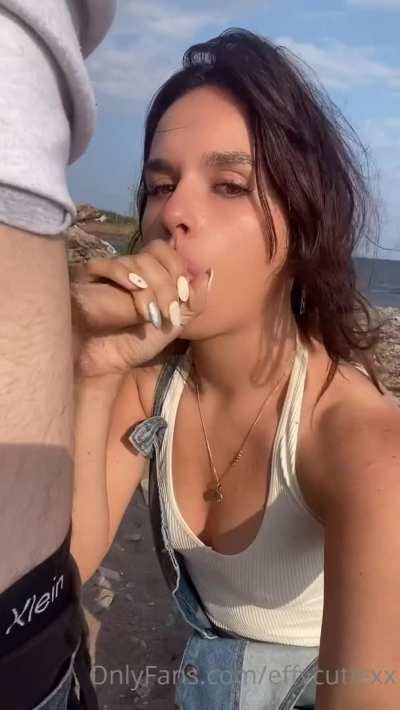Outdoors amateur blowjob