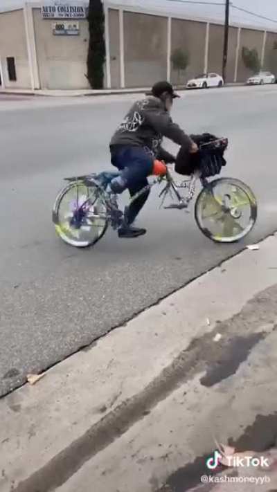 El pana con la bici tuneada 👌