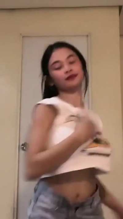 Sumisilip ung dalawang perlas ni @jezzamarie17