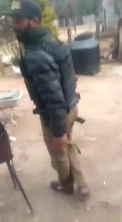 Sicarios test out plate carrier with Beretta M9 en un rancho in Sinaloa, M&eacute;xico.