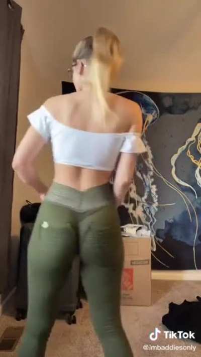 White girl twerk