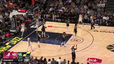 [Highlight] Sharpe gets on a trampoline to throw down the lob