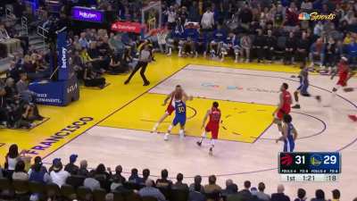 [Highlight] Steph doing it all as he finishes with an easy layup!