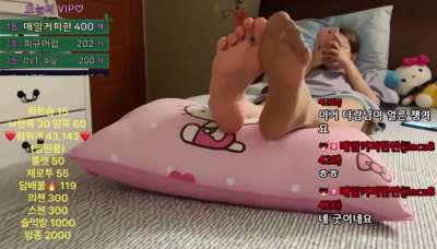 Relaxed soles and long toes