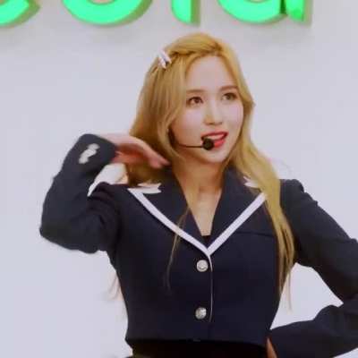 200827 - Mina hair flip