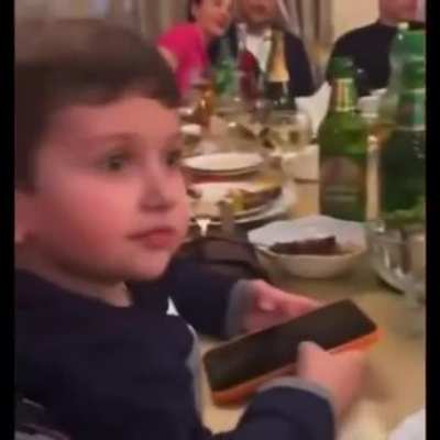 Ni&ntilde;o mujicano descubriendo su d&iacute;a tem&aacute;tico favorito