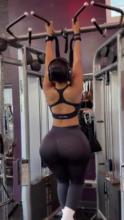 Her 🍑 at the gym😍