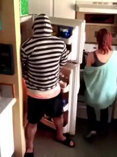 He tried to scare his wife. The wife was confused and slapped her husband's ass... ops in the bag ..