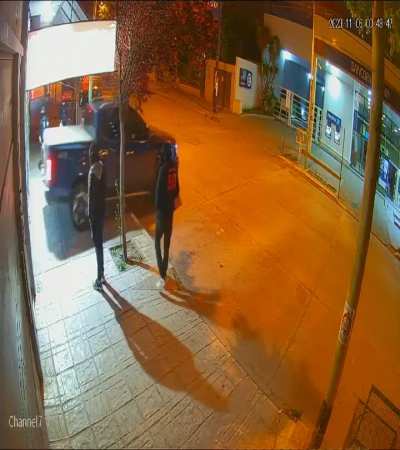 Chorros usaron una camioneta para tirar abajo la reja de una joyería del centro cipoleño