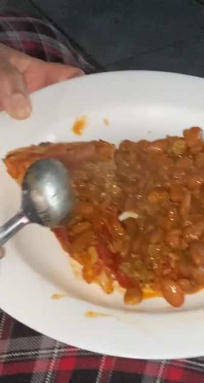 My mom eats her pizza with beans on top 🤧