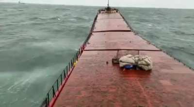 Ship breaking under the pressure of the tides