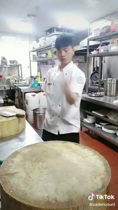 &Ccedil;ł&euml;&aring;v&eacute;r, the knife master