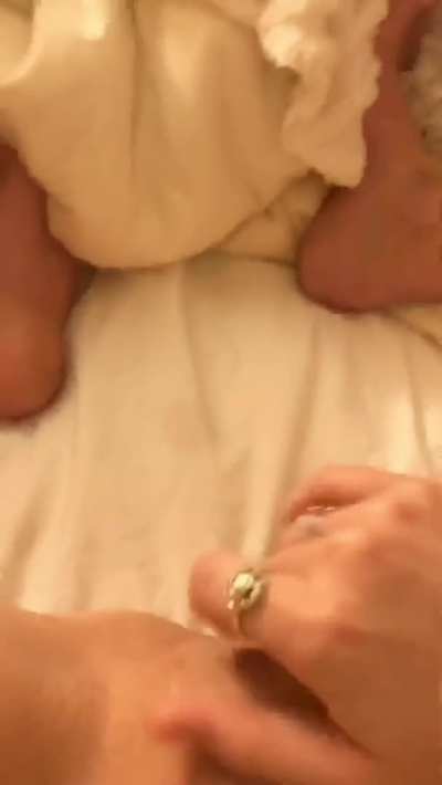 I&rsquo;m so wet you can hear it when I&rsquo;m rubbing my clit😩😝