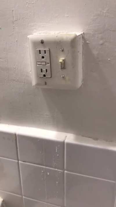 I live in an apartment and I think there&rsquo;s a leak upstairs.