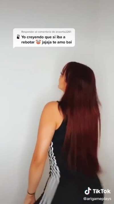 Que rico ser&iacute;a levantarle ese vestido y verle todo su calz&oacute;n mojado y metido en su culo
