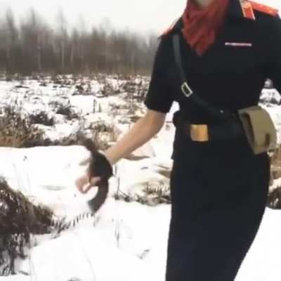 Vur şanlı silahınla g&ouml;n&uuml;l m&uuml;lk&uuml; d&uuml;zelsin; Sen &ouml;ld&uuml;r&uuml;yorken de vururken de g&uuml;zelsin!