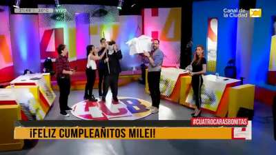 Amo que la prensa extranjera pone clips de milei en sus momentos mas alocados como cuando le regalaron una piñata del banco central para su cumpleaños, nuestro pais es unico