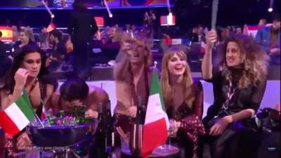 Juste un petit rail de coke...et apr&egrave;s on chante
