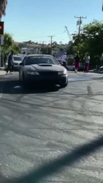 Guys block police car from pursuing suspect&rsquo;s car in Vallejo, CA