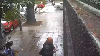 Delivery de dólares fue emboscado por motochorros en una vivienda de Núñez y terminó reduciendo al atacante con su .357