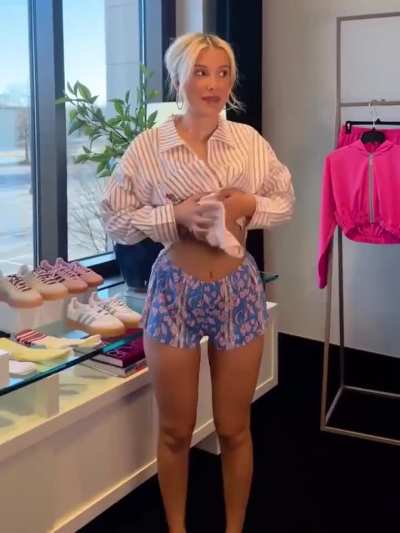 I've got a feeling that the nude scene is coming this year 😍