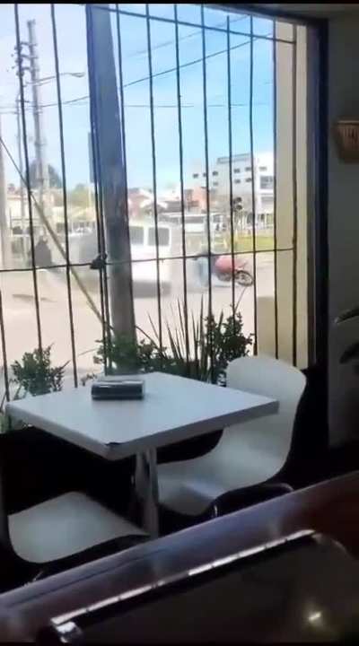 Merlo: Le quisieron robar la camioneta mientras esperaba en un paso nivel y tomó venganza