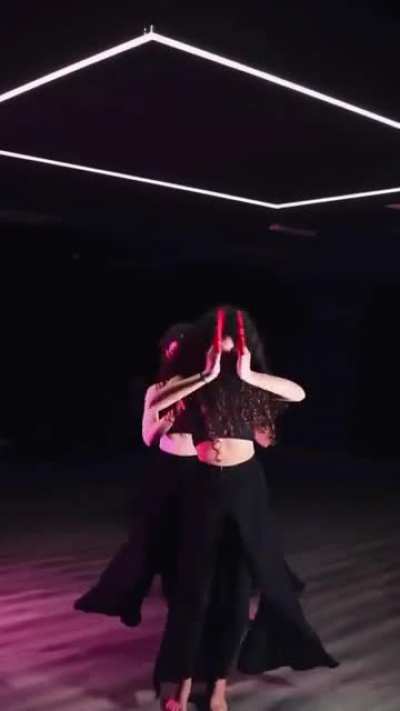 Girls In A Gif