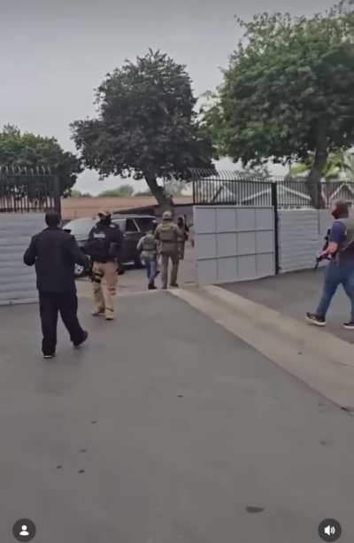 Residents of an apartment complex in Fullerton, CA force out heavily armed ICE agents that were going door to door, with Fullerton PD assisting.