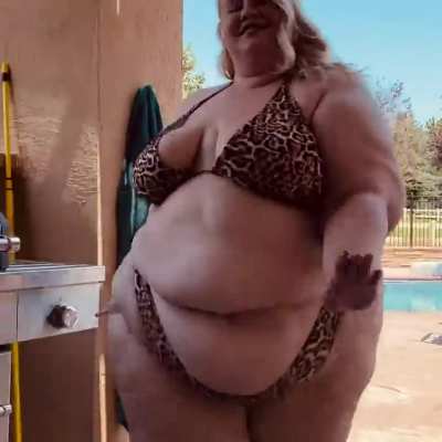Foxy Roxxie Struttin&rsquo; Her Stuff By The Pool