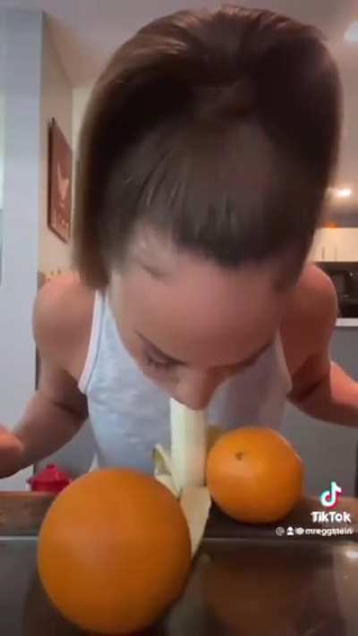 She love banana 😂 @mr.eggstein