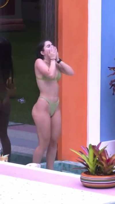 Jade no chuveiro pós piscina!