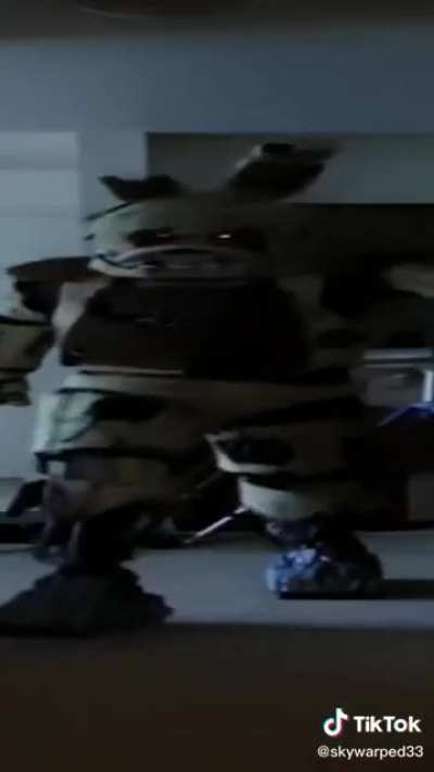 Eu indo pra cima dos meus primos depois que eles quebram meu celular