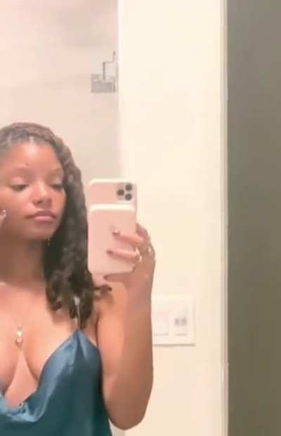 Halle Bailey 