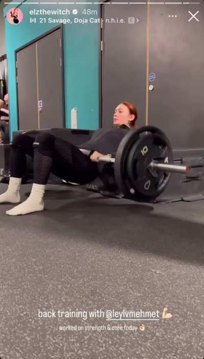Elz at the gym 🥵