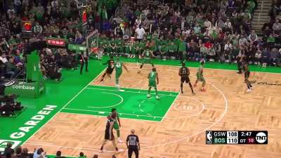 [Highlight] Steph Curry hits the three in overtime!
