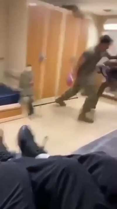 bir asker ve boks&ouml;r arkadaş d&ouml;v&uuml;ş&uuml;yor
